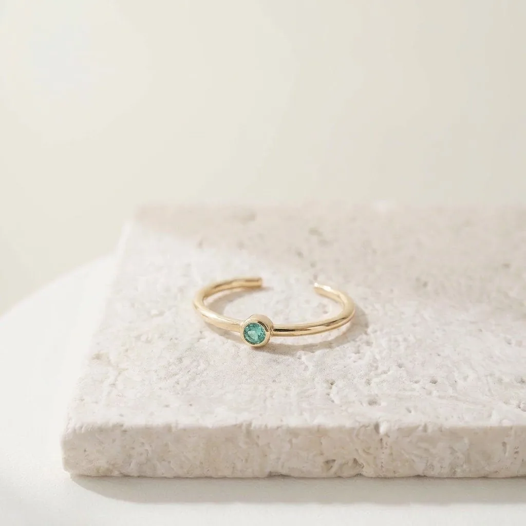 Ear cuff de oro con pequeña piedra verde agua