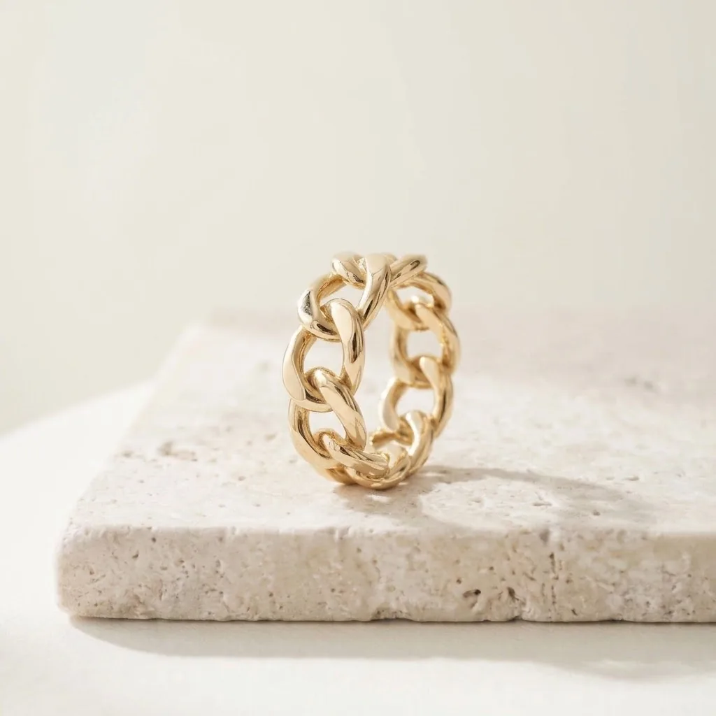Anillo de oro formado por eslabones