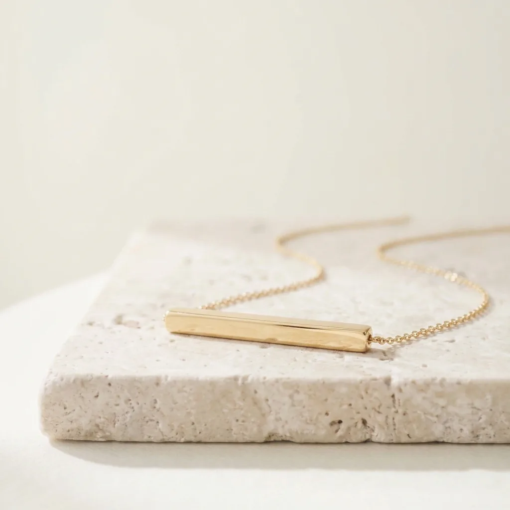 Collar de oro con colgante de barra