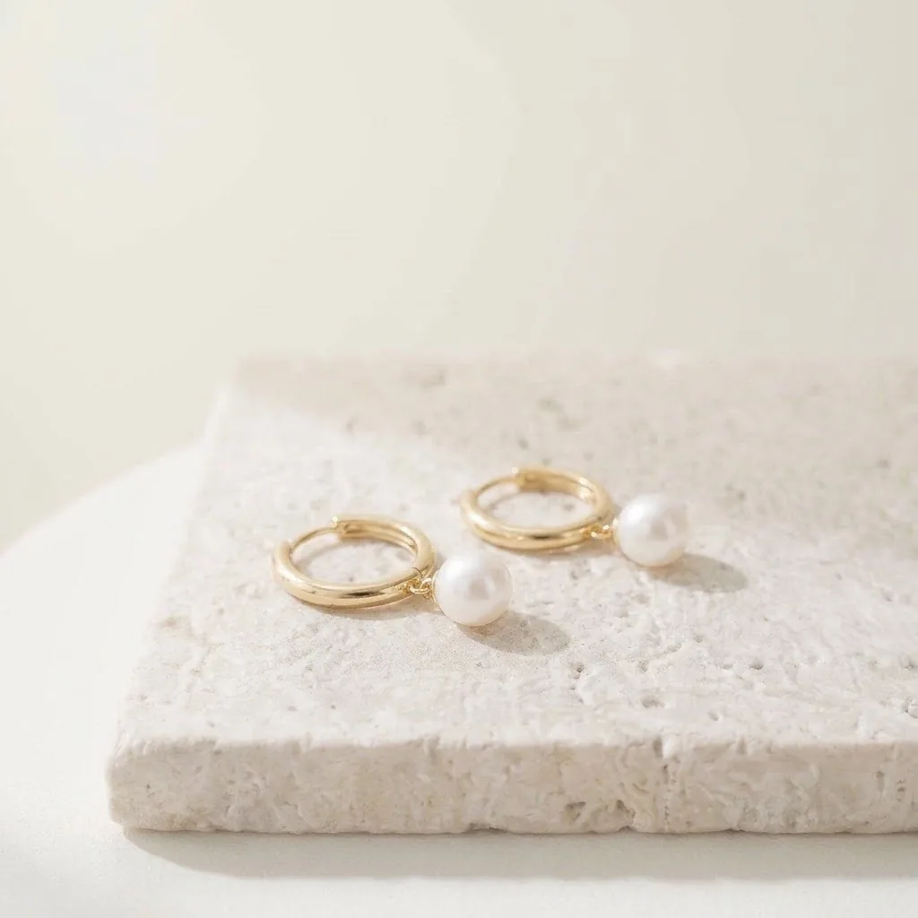 Aros pequeños de oro con perla colgante