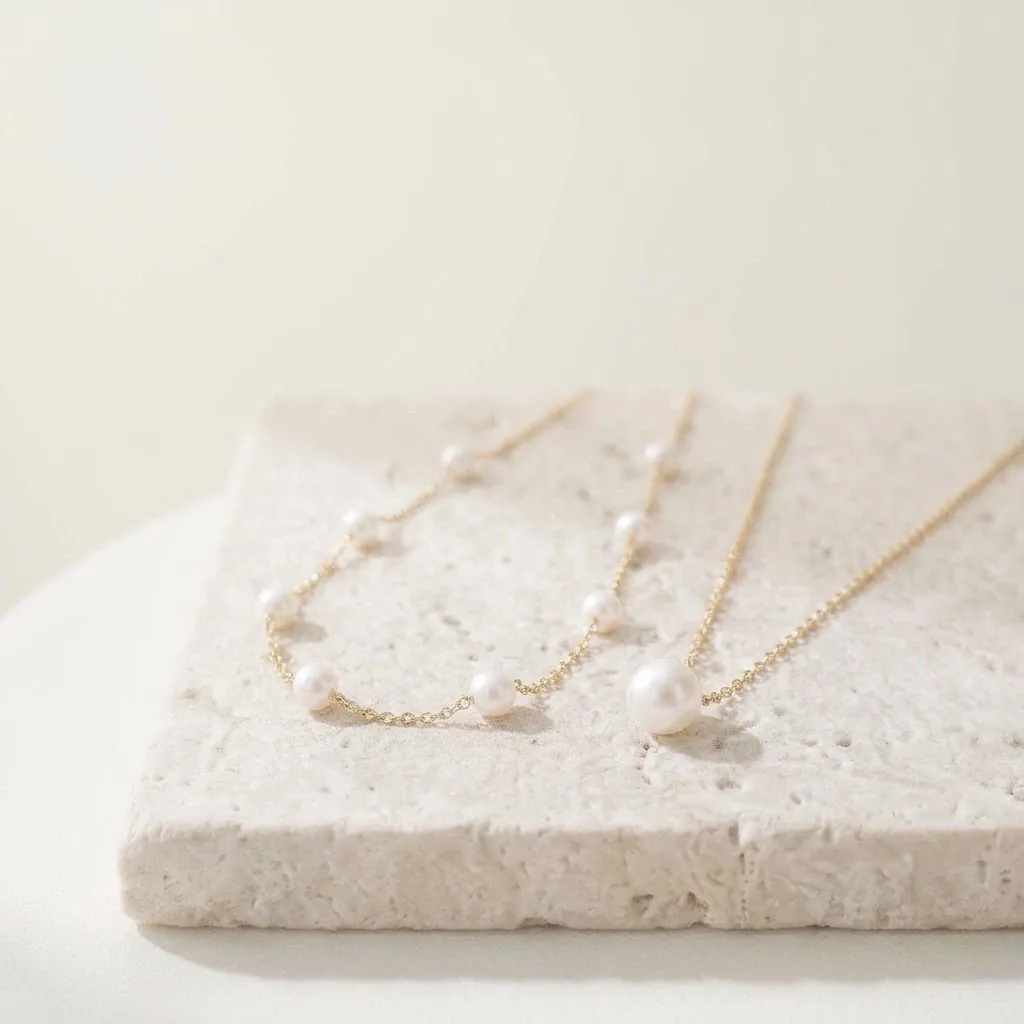 Dos collares de oro con perlas para usar en capas