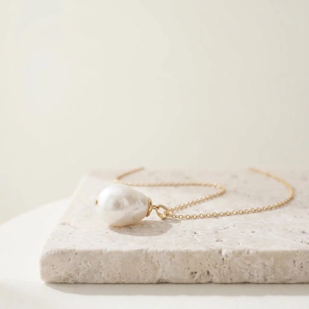 Collar de oro con perla barroca